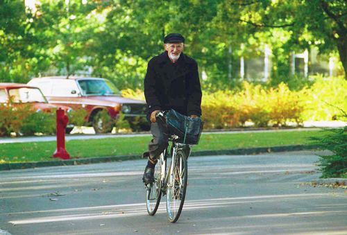 Jens Chr. Skou på vej til kontoret på Biofysisk Institut i 1997. Foto: Axel Schütt