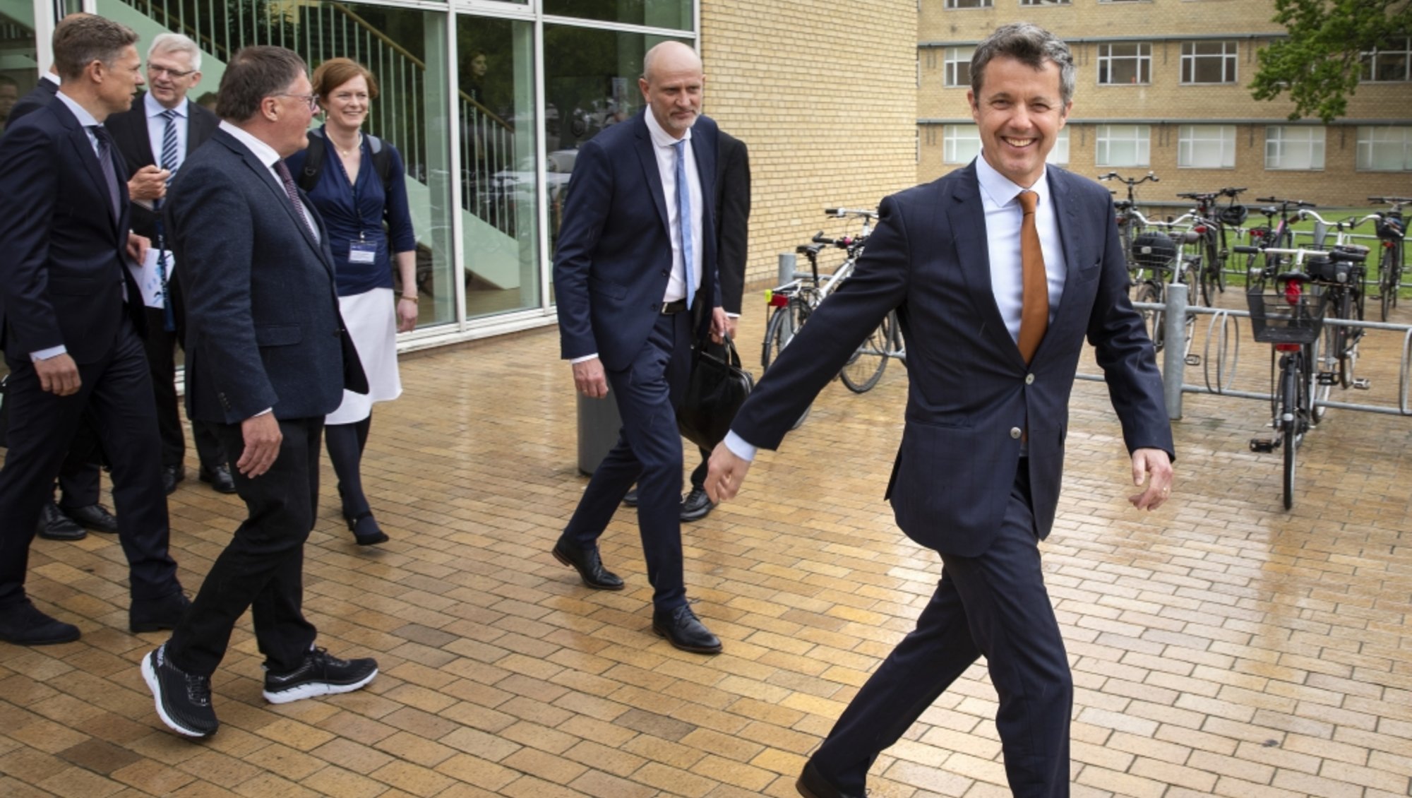 Kronprins Frederik er på vej ud af Søauditorierne ved Aarhus Universitet efter deltagelse i konferencen Matchpoints.