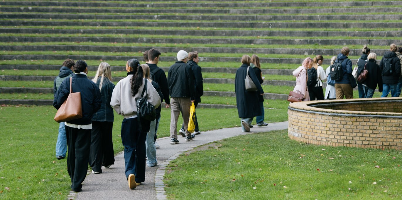Studerende går gennem Universitetsparken.