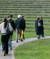 Studerende går gennem Universitetsparken.