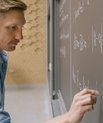 Lektor Mikkel Bennedsen står ved tavlen. 