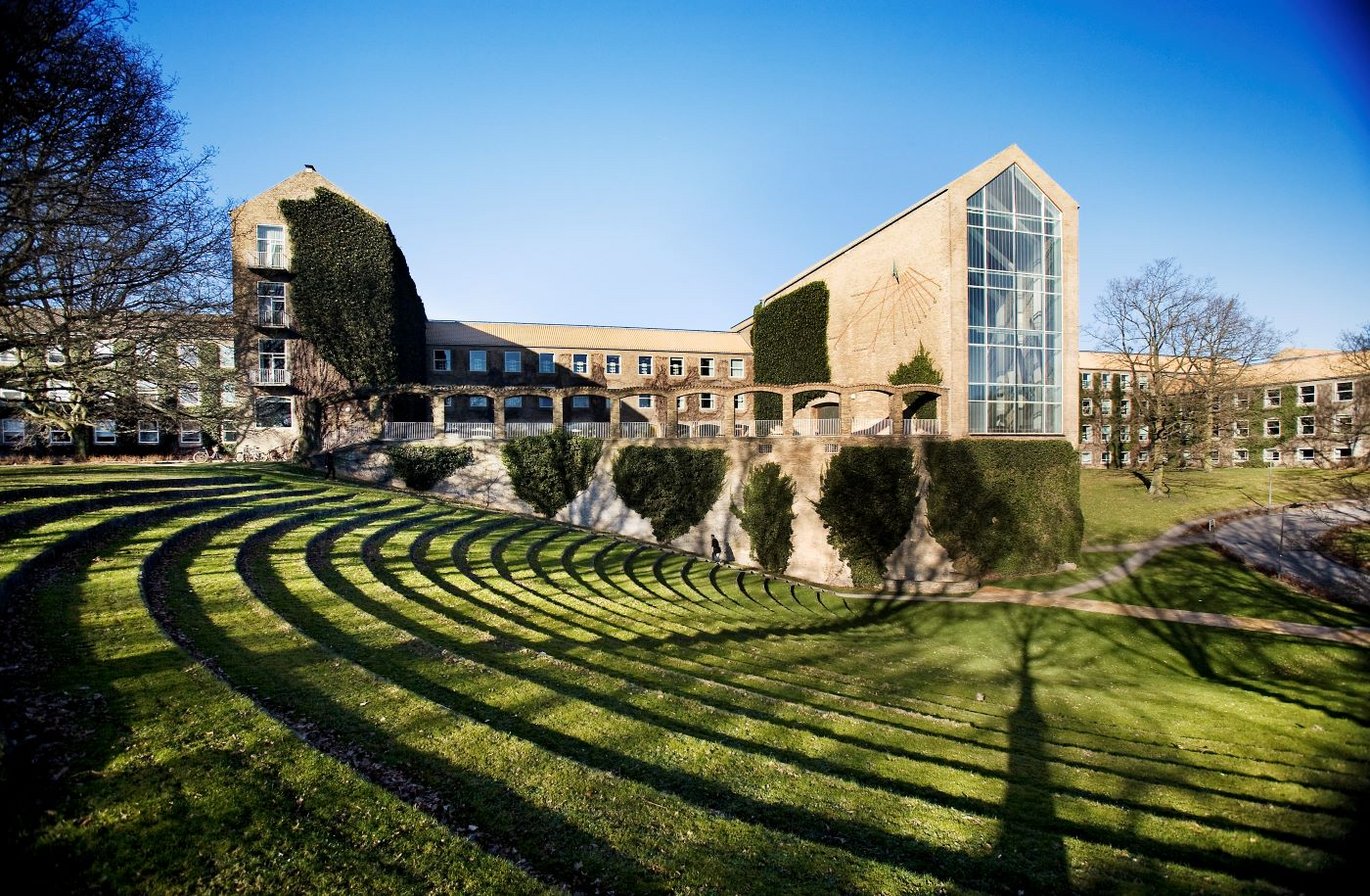 Aulaen set udefra fra Universitetsparken i Aarhus.