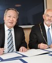 Afgående rektor professor Gu Binglin fra Tsinghua University og rektor Lauritz B. Holm-Nielsen underskriver en forlængelse af den eksisterende aftale mellem de to universiteter, som ønsker et styrke og udvide samarbejdet. Gu Binglin er ph.d. fra Aarhus