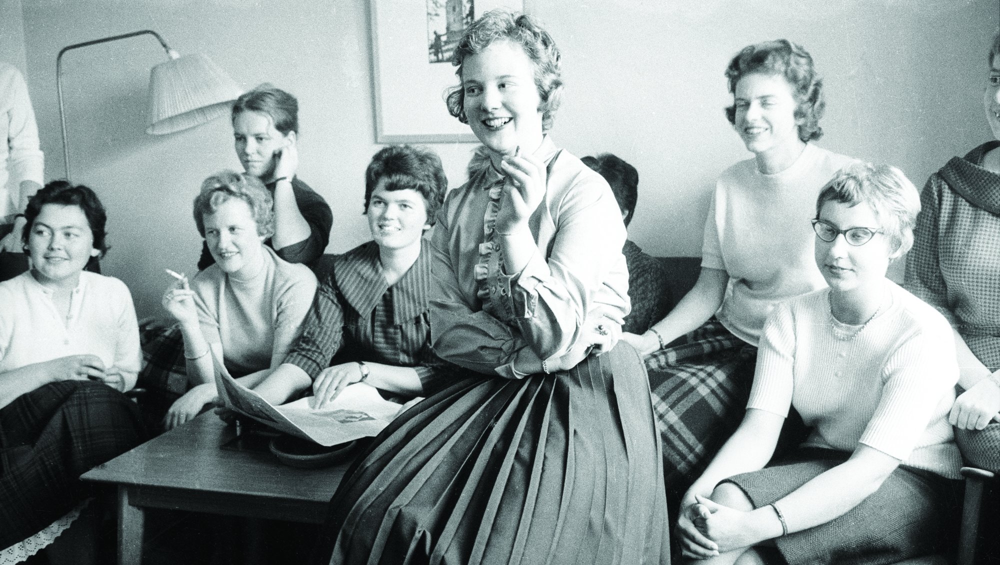 Prinsesse Margrethe sammen med en række andre studerende på kollegiet sidder samlet, formentlig i kollegiekøkkenet i 1961.