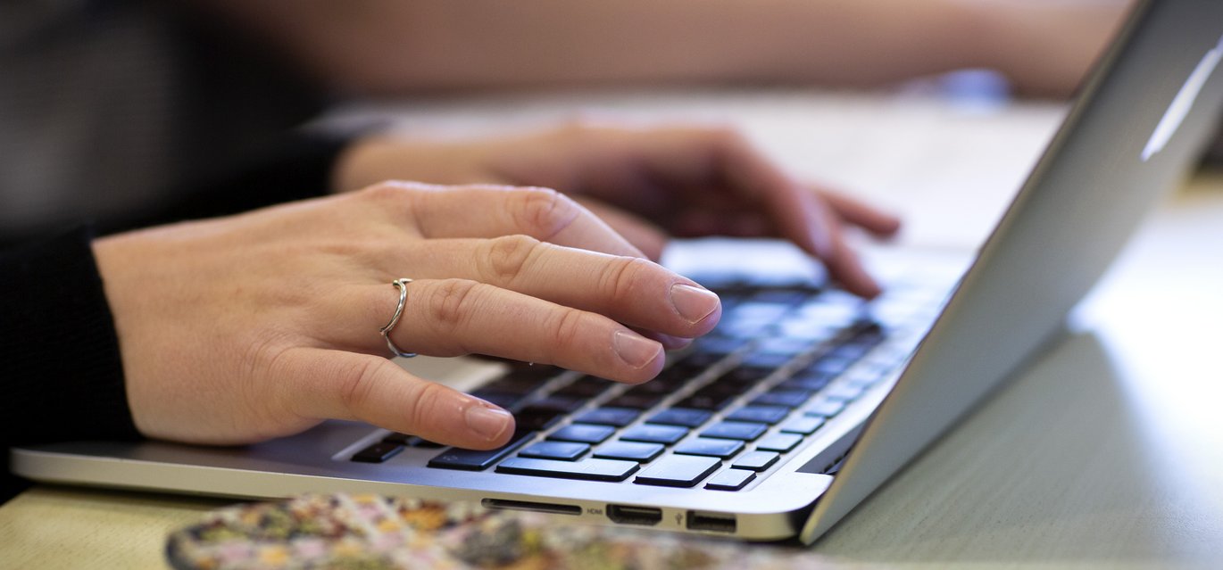 Hænder på tastatur