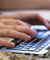 Hænder på tastatur