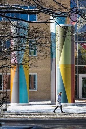 iNANO-bygningen på Aarhus Universitet. De karakteristiske farverige søjler er i fokus.
