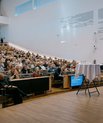 Billede af lyttende konference-deltagere