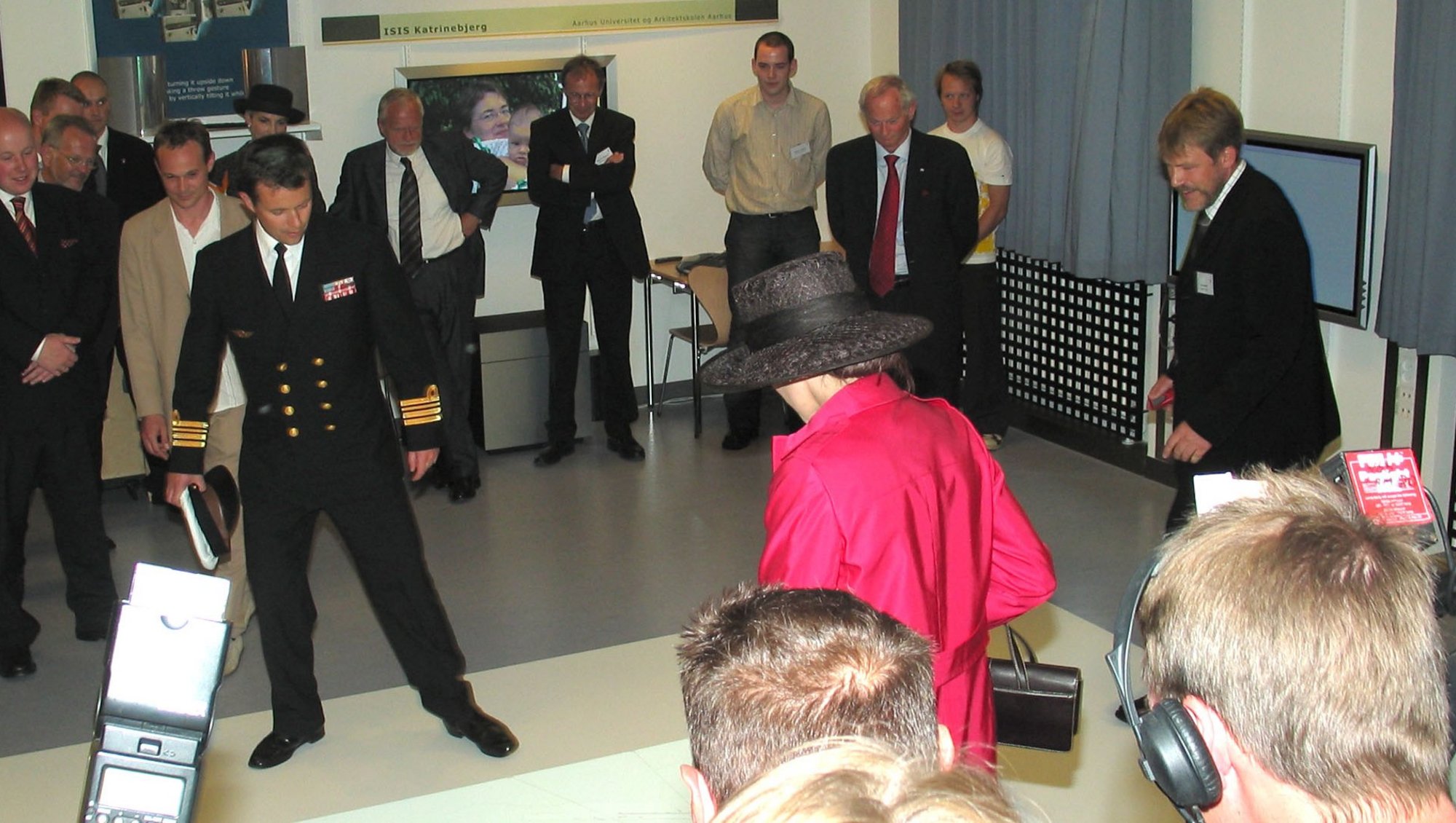 Kronprinseparret står på et interaktivt gulv og professor Kaj Grønbæk demonstrerer, hvordan det fungerer.