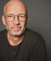Svend Thorhauge, født 1971, har været højskoleforstander, kulturnatsleder og teaterproducent, men også leder af et talentakademi, en læreruddannelse og gennem en årrække landsformand for Radikale Venstre. Svend Thorhauge er cand.scient.pol, og har dertil næsten fire års studier på teologi i bagagen. Svend Thorhauge går lige nu på pastoralseminariet og håber at blive ordineret som præst først i det nye år. Foto: Lena Paaske 