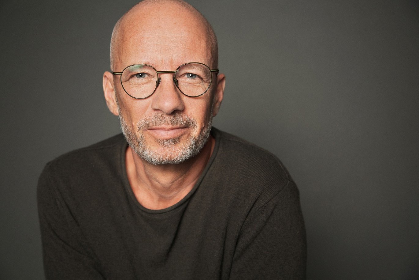 Svend Thorhauge, født 1971, har været højskoleforstander, kulturnatsleder og teaterproducent, men også leder af et talentakademi, en læreruddannelse og gennem en årrække landsformand for Radikale Venstre. Svend Thorhauge er cand.scient.pol, og har dertil næsten fire års studier på teologi i bagagen. Svend Thorhauge går lige nu på pastoralseminariet og håber at blive ordineret som præst først i det nye år. Foto: Lena Paaske 
