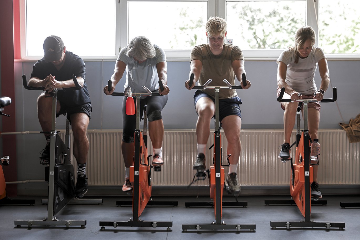 AU-ansatte træner på motionscykler.