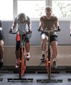 AU-ansatte træner på motionscykler.