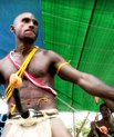 De to AU-antropologers film sætter fokus på muligheder og risici ved at bruge kulturelle traditioner til at tiltrække penge og turister til den lille ø Baluan i Papua Ny Guinea. Her opfører en gruppe lokale mænd en såkaldt ”penis-dans”. Foto fr