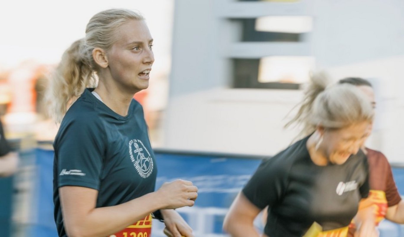 Løber med AU-trøje til DHL-stafet 