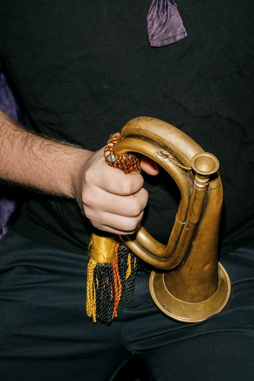 En holder et horn 