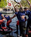 Vinderne af Kapsejladsen 2019 'Umbilicus' sætter en båd i vandet.