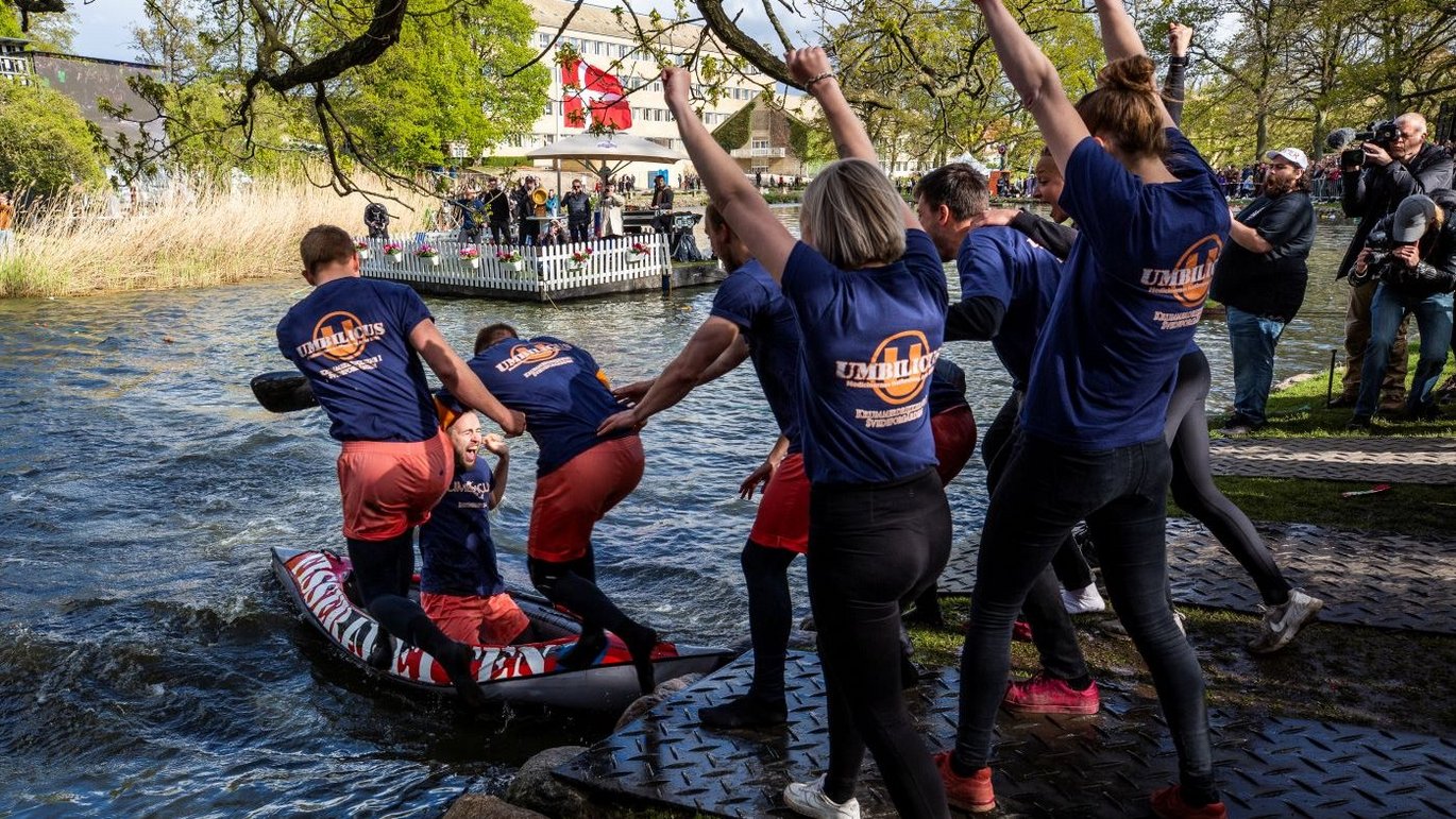 Vinderne af Kapsejladsen 2019 'Umbilicus' sætter en båd i vandet.
