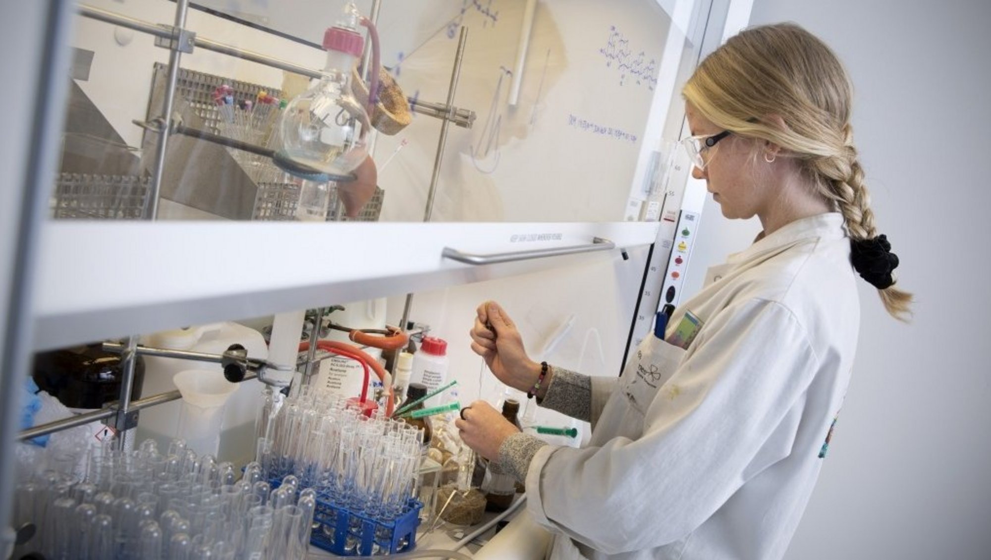 Studerende arbejder med stinkskabe i laboratoriet