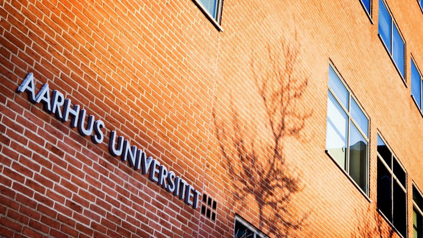 Aarhus Universitet står der på en bygning af røde mursten