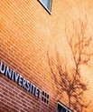 Aarhus Universitet står der på en bygning af røde mursten