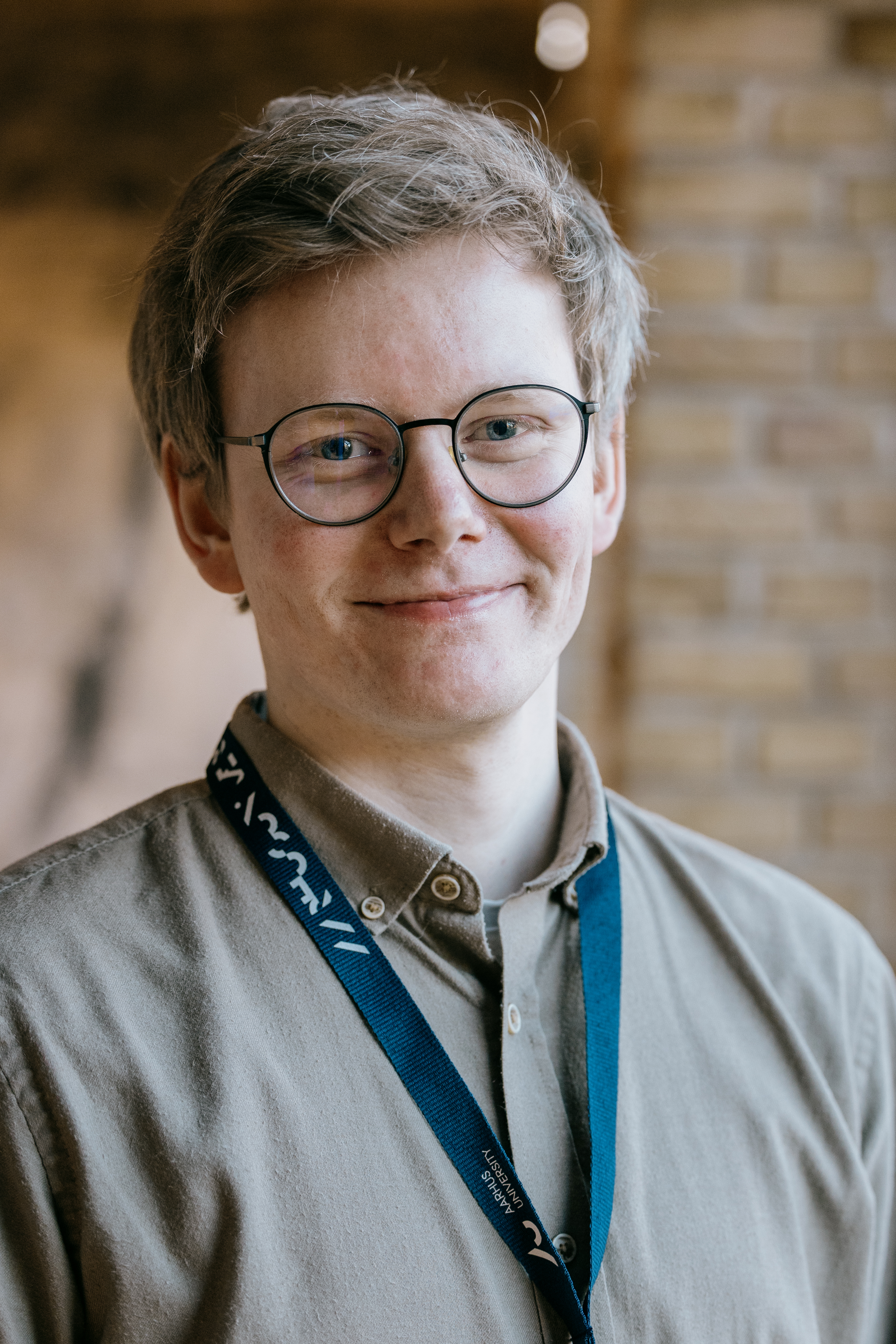 Publikum kigger op på scenen, hvor 3MT-konkurrencen finder sted. 