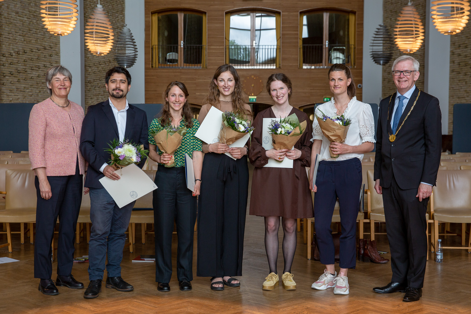 De 5 vindere af ph.d-prisen flankeret af prorektor Berit Eika og rektor Brian Bech Nielsen. 